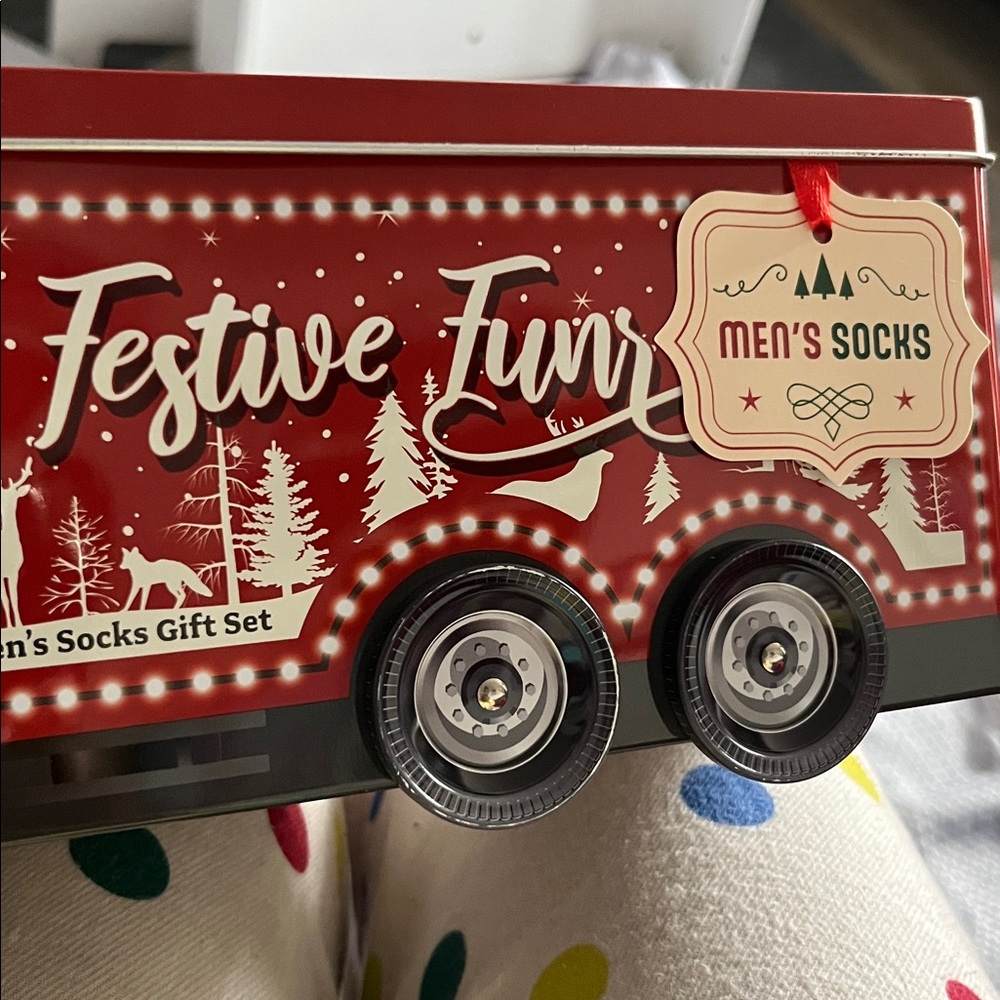 festive 5 Pack Men's Sock- Red Truck, moving wheels - Picture 2 of 5